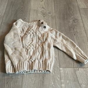 Old Navy Sweater. Size 3T and color Cream.